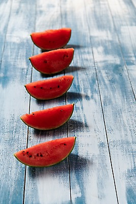 포토 JPG 스튜디오촬영 계절 조각 과일 단면 여름음식 수박 실내 사람없음 목재 파란색 신선 일렬 미니수박 나무배경 제철과일 과채 국내포토 나무 음식 컬러 백그라운드 채소 재료 내부 제철 파일형식 여름_계절