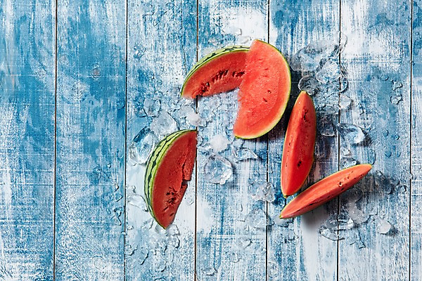 포토 JPG 스튜디오촬영 계절 조각 과일 단면 여름음식 수박 실내 사람없음 목재 파란색 하이앵글 얼음 신선 플랫레이 미니수박 나무배경 제철과일 과채 국내포토 자연요소 나무 음식 뷰포인트 컬러 백그라운드 채소 재료 내부 플랫 제철 파일형식 여름_계절