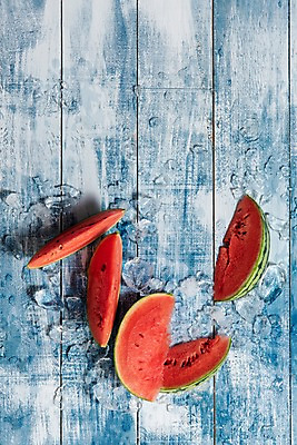 포토 JPG 스튜디오촬영 계절 조각 과일 단면 여름음식 수박 실내 사람없음 목재 파란색 하이앵글 얼음 신선 플랫레이 미니수박 나무배경 제철과일 과채 국내포토 자연요소 나무 음식 뷰포인트 컬러 백그라운드 채소 재료 내부 플랫 제철 파일형식 여름_계절