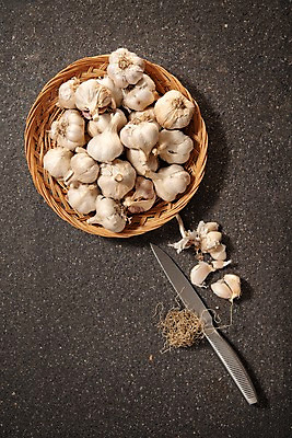 포토 JPG 스튜디오촬영 채소 실내 마늘 사람없음 하이앵글 바구니 여러개 껍질 칼 뿌리 통마늘 국내포토 뷰포인트 다수 내부 파일형식