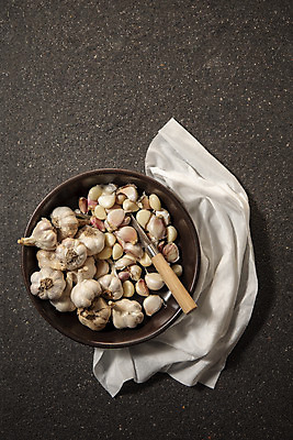 포토 JPG 스튜디오촬영 그릇 채소 실내 마늘 사람없음 하이앵글 여러개 칼 천 통마늘 국내포토 식기 뷰포인트 다수 내부 직물 파일형식