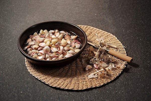 포토 JPG 스튜디오촬영 그릇 채소 실내 마늘 사람없음 여러개 껍질 칼 국내포토 식기 다수 내부 파일형식