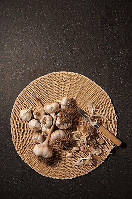 포토 JPG 스튜디오촬영 채소 실내 마늘 사람없음 하이앵글 여러개 껍질 칼 통마늘 국내포토 뷰포인트 다수 내부 파일형식