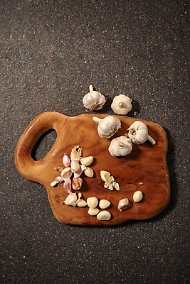 포토 JPG 스튜디오촬영 채소 도마 실내 마늘 사람없음 하이앵글 여러개 껍질 통마늘 국내포토 뷰포인트 다수 주방용품 내부 파일형식