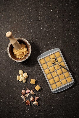 포토 JPG 스튜디오촬영 채소 수저 실내 마늘 틀 사람없음 여러개 껍질 절구 다진마늘 국내포토 식기 다수 내부 도구 파일형식