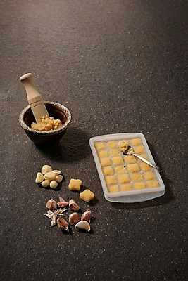 포토 JPG 스튜디오촬영 채소 실내 마늘 틀 사람없음 숟가락 여러개 껍질 절구 다진마늘 국내포토 다수 수저 내부 도구 파일형식