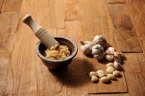 포토 JPG 스튜디오촬영 채소 실내 마늘 사람없음 목재 여러개 절구 다진마늘 통마늘 나무배경 국내포토 나무 다수 백그라운드 재료 내부 도구 파일형식