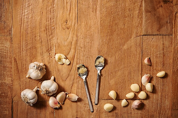 포토 JPG 스튜디오촬영 채소 프레임 실내 마늘 사람없음 목재 하이앵글 숟가락 여러개 다진마늘 통마늘 나무배경 국내포토 나무 뷰포인트 다수 백그라운드 재료 수저 내부 파일형식