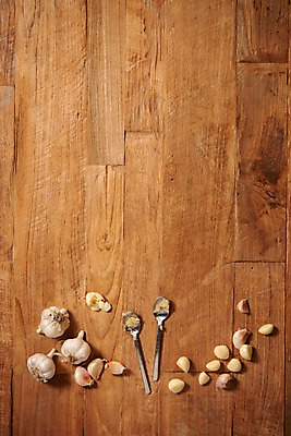 포토 JPG 스튜디오촬영 채소 프레임 실내 마늘 사람없음 목재 하이앵글 숟가락 여러개 다진마늘 통마늘 나무배경 국내포토 나무 뷰포인트 다수 백그라운드 재료 수저 내부 파일형식