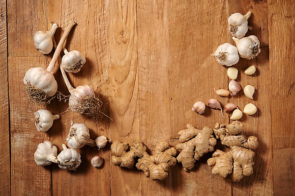 포토 JPG 스튜디오촬영 채소 프레임 실내 마늘 사람없음 목재 하이앵글 여러개 생강 통마늘 나무배경 국내포토 나무 뷰포인트 다수 백그라운드 재료 내부 파일형식
