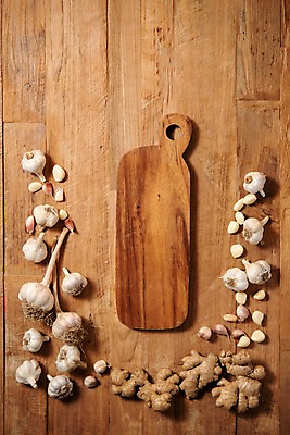 포토 JPG 스튜디오촬영 채소 프레임 도마 실내 마늘 사람없음 목재 하이앵글 생강 통마늘 나무배경 국내포토 나무 뷰포인트 백그라운드 재료 주방용품 내부 파일형식