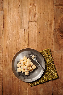 포토 JPG 스튜디오촬영 접시 채소 실내 마늘 사람없음 목재 하이앵글 숟가락 여러개 다진마늘 나무배경 국내포토 나무 식기 뷰포인트 다수 백그라운드 재료 수저 내부 파일형식