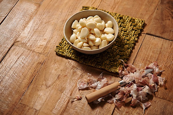 포토 JPG 스튜디오촬영 그릇 채소 실내 마늘 사람없음 목재 여러개 껍질 칼 나무배경 국내포토 나무 식기 다수 백그라운드 재료 내부 파일형식