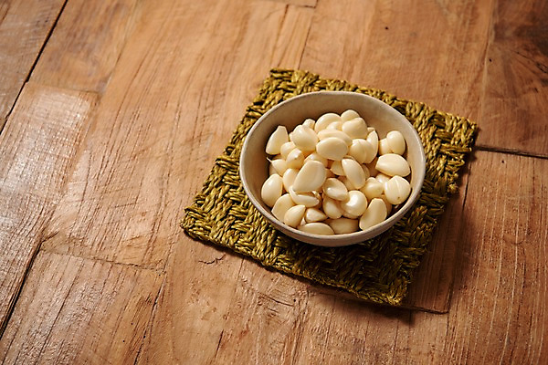 포토 JPG 스튜디오촬영 그릇 채소 실내 마늘 사람없음 목재 여러개 나무배경 국내포토 나무 식기 다수 백그라운드 재료 내부 파일형식