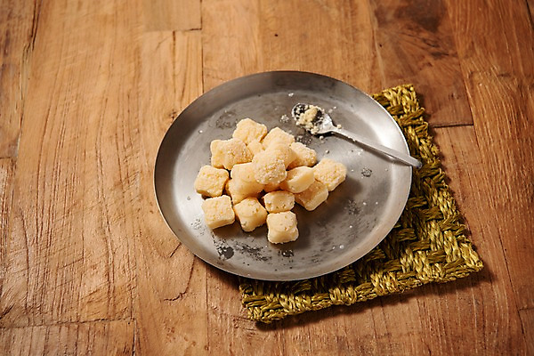 포토 JPG 스튜디오촬영 접시 채소 실내 마늘 사람없음 목재 숟가락 여러개 다진마늘 나무배경 국내포토 나무 식기 다수 백그라운드 재료 수저 내부 파일형식