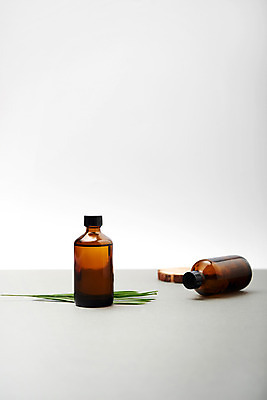 포토 JPG 스튜디오촬영 유리병 나뭇잎 실내 사람없음 장식 눕기 갈색 화장품 오브젝트 나무받침 국내포토 컬러 잎 모션 병_용기 내부 목재 뷰티 받침대 파일형식