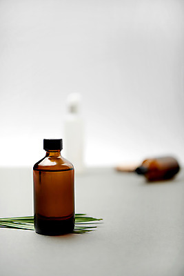 포토 JPG 스튜디오촬영 유리병 나뭇잎 실내 사람없음 아웃포커스 장식 화장품 오브젝트 스킨 국내포토 잎 병_용기 촬영기법 내부 뷰티 파일형식