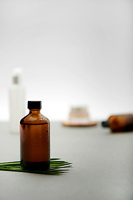 포토 JPG 스튜디오촬영 유리병 나뭇잎 실내 사람없음 아웃포커스 장식 화장품 물방울 오브젝트 스킨 국내포토 잎 병_용기 촬영기법 내부 뷰티 파일형식