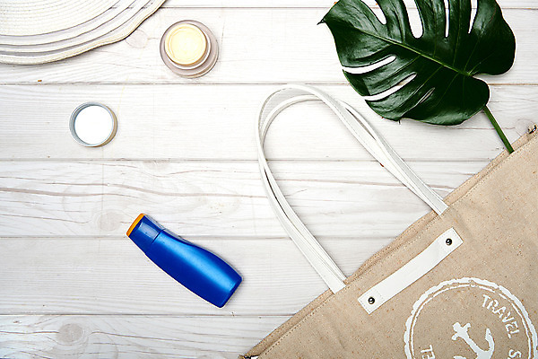 포토 JPG 스튜디오촬영 실내 사람없음 목재 장식 화장품 선크림 크림 오브젝트 나무판자 몬스테라 에코백 열대잎 챙모자 국내포토 나무 식물 모자_잡화 잎 가방 재료 내부 뷰티 에코 파일형식