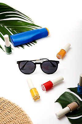 포토 JPG 스튜디오촬영 실내 사람없음 장식 컬러풀 선글라스 여러개 화장품 선크림 오브젝트 매니큐어 밀짚모자 열대잎 국내포토 모자_잡화 안경 컬러 다수 잎 내부 뷰티 파일형식