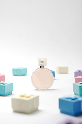 포토 JPG 스튜디오촬영 실내 사람없음 장식 선물상자 여러개 화장품 향수 오브젝트 국내포토 다수 선물 내부 상자 뷰티 파일형식