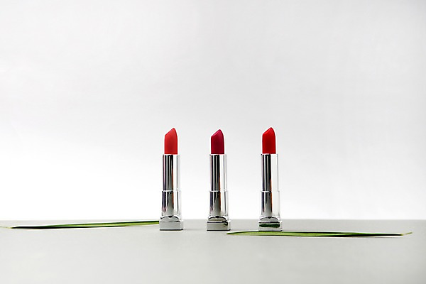포토 JPG 스튜디오촬영 나뭇잎 실내 사람없음 장식 빨간색 화장품 립스틱 세개 오브젝트 국내포토 컬러 잎 3 내부 뷰티 파일형식