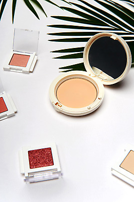 포토 JPG 스튜디오촬영 실내 사람없음 장식 여러개 화장품 오브젝트 아이섀도 열대잎 파우더팩트 국내포토 다수 잎 내부 뷰티 파일형식