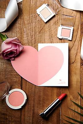 포토 JPG 스튜디오촬영 리본 한송이 실내 사람없음 목재 장식 장미 여러개 화장품 립스틱 하트 오브젝트 나무판자 아이섀도 열대잎 국내포토 카드프레임 모양 나무 1 꽃 다수 잎 재료 프레임 내부 뷰티 송이 파일형식