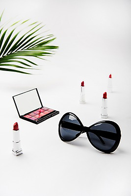 포토 JPG 스튜디오촬영 실내 사람없음 장식 선글라스 여러개 화장품 립스틱 오브젝트 아이섀도 열대잎 국내포토 안경 다수 잎 내부 뷰티 파일형식