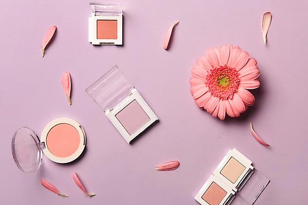 포토 JPG 스튜디오촬영 꽃잎 실내 사람없음 장식 여러개 화장품 오브젝트 아이섀도 국내포토 꽃 다수 내부 뷰티 파일형식