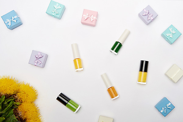 포토 JPG 스튜디오촬영 꽃다발 실내 사람없음 장식 선물상자 컬러풀 여러개 화장품 오브젝트 매니큐어 국내포토 꽃 컬러 다수 선물 내부 상자 뷰티 파일형식