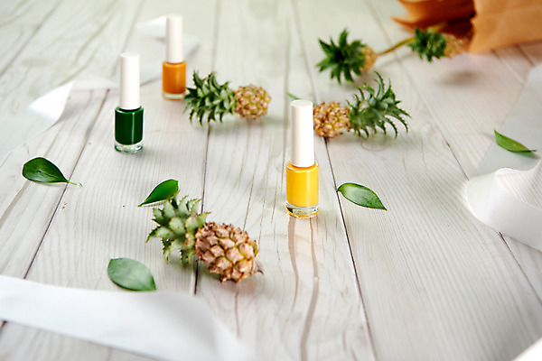 포토 JPG 스튜디오촬영 리본 나뭇잎 실내 사람없음 목재 장식 종이봉투 화장품 파인애플 오브젝트 매니큐어 나무판자 국내포토 나무 잎 과일 재료 봉투 내부 뷰티 열대과일 파일형식