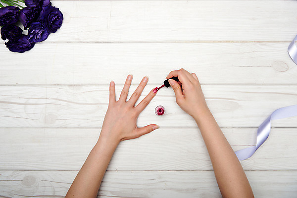 포토 JPG 스튜디오촬영 손 여자 리본 꽃다발 실내 한명 사람 성인 목재 신체부위 장식 화장품 오브젝트 매니큐어 바르기 나무판자 국내포토 나무 1 꽃 재료 모션 내부 뷰티 파일형식