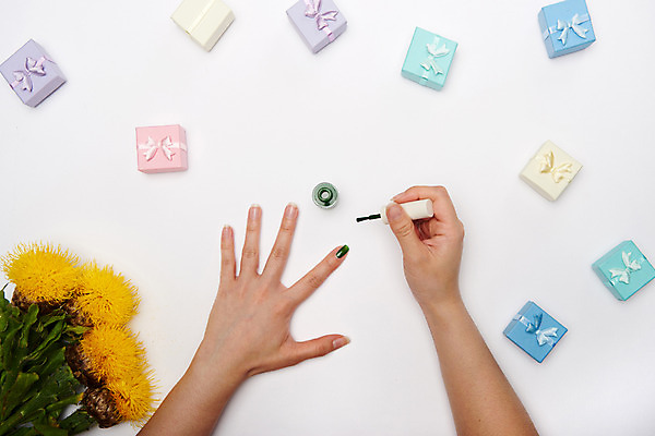 포토 JPG 스튜디오촬영 손 여자 꽃다발 실내 한명 사람 성인 신체부위 장식 선물상자 여러개 화장품 오브젝트 매니큐어 바르기 국내포토 1 꽃 다수 모션 선물 내부 상자 뷰티 파일형식