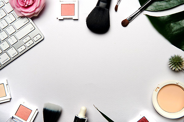 포토 JPG 스튜디오촬영 실내 사람없음 장식 노트북 장미 화장품 키보드 오브젝트 아이섀도 메이크업브러쉬 열대잎 파우더팩트 국내포토 꽃 잎 내부 전자제품 뷰티 붓 파일형식