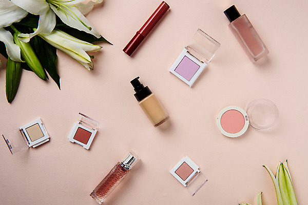 포토 JPG 스튜디오촬영 실내 사람없음 장식 여러개 화장품 립스틱 백합 오브젝트 아이섀도 메이크업베이스 국내포토 꽃 다수 내부 뷰티 파일형식
