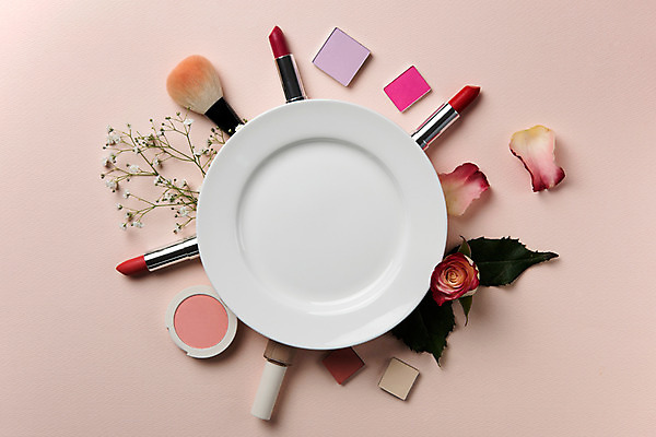 포토 JPG 스튜디오촬영 접시 꽃잎 나뭇잎 실내 사람없음 장식 여러개 화장품 립스틱 볼터치 오브젝트 아이섀도 드라이플라워 메이크업브러쉬 국내포토 식기 꽃 다수 잎 내부 화장 뷰티 붓 파일형식