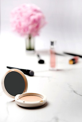 포토 JPG 스튜디오촬영 꽃 실내 사람없음 아웃포커스 장식 꽃병 화장품 립스틱 오브젝트 메이크업브러쉬 미스트 파우더팩트 국내포토 식물 촬영기법 내부 뷰티 붓 파일형식