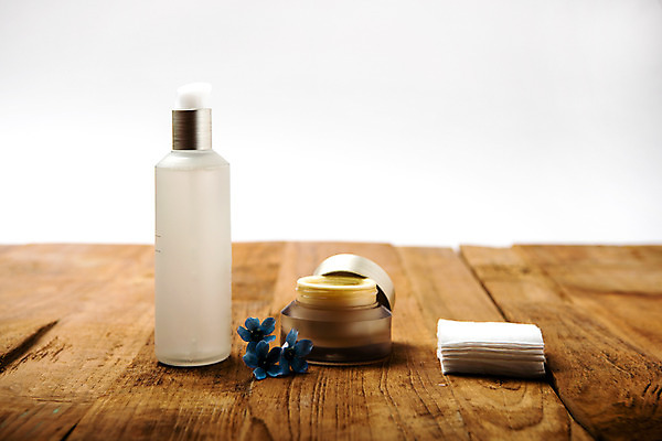 포토 JPG 스튜디오촬영 꽃잎 실내 사람없음 목재 장식 화장품 뚜껑 크림 오브젝트 나무판자 미스트 화장솜 국내포토 나무 꽃 재료 내부 뷰티 화장용품 파일형식