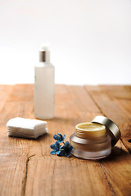 포토 JPG 스튜디오촬영 꽃잎 실내 사람없음 목재 장식 화장품 크림 오브젝트 분무기 나무판자 미스트 화장솜 국내포토 나무 꽃 재료 내부 뷰티 화장용품 파일형식