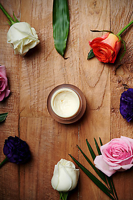 포토 JPG 스튜디오촬영 여러송이 나뭇잎 실내 사람없음 목재 장식 장미 화장품 크림 오브젝트 나무판자 국내포토 나무 꽃 다수 잎 재료 내부 뷰티 파일형식