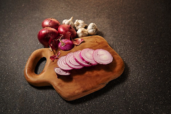 포토 JPG 스튜디오촬영 채소 스튜디오 양파 단면 도마 실내 마늘 사람없음 여러개 슬라이스 적양파 국내포토 다수 주방용품 내부 파일형식
