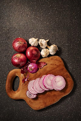 포토 JPG 스튜디오촬영 채소 스튜디오 양파 단면 도마 실내 마늘 사람없음 하이앵글 여러개 슬라이스 적양파 플랫레이 국내포토 뷰포인트 다수 주방용품 내부 플랫 파일형식