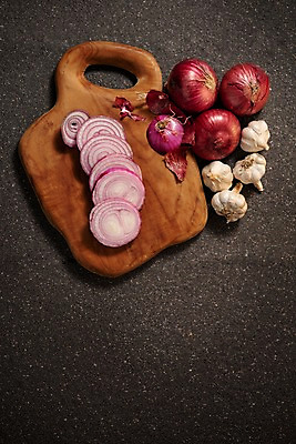 포토 JPG 스튜디오촬영 채소 스튜디오 양파 단면 도마 실내 마늘 사람없음 하이앵글 여러개 슬라이스 적양파 플랫레이 국내포토 뷰포인트 다수 주방용품 내부 플랫 파일형식