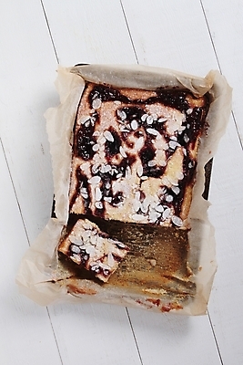 포토 JPG 해외이미지 전통 그릇 영어 디저트 쟁반 사람없음 케이크 슬라이스 산딸기 서빙 아몬드 푸딩 스펀지 타르트 해외202004 해외포토 문자 식기 음식 빵 과일 견과류 파이_빵 파일형식 이미지허브