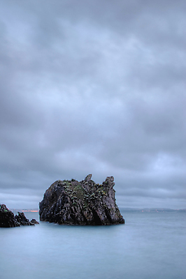 포토 JPG 해외이미지 구름 영어 바다 하늘 휴가 잉글랜드 산 사람없음 파란색 빛 반사 평화 침묵 새벽 절벽 만 고독 야간 저녁 크루즈 달빛 암초 폭풍 천국 블러 폭풍우 수평선 콘월 해외202004 해외포토 자연요소 문자 감정 컬러 컨셉 배_교통 날씨 영국 소리 달 비_날씨 자연재해 파일형식 이미지허브