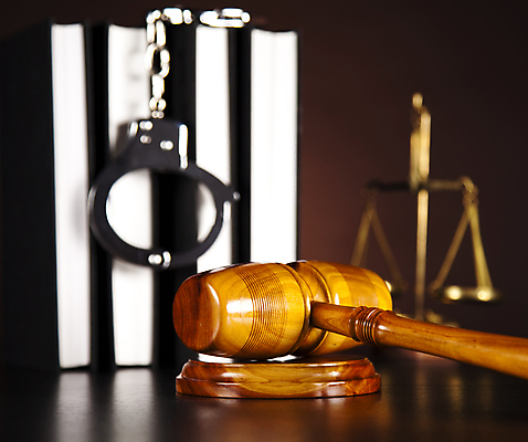 포토 JPG 해외이미지 실내 사람없음 아웃포커스 수갑 오브젝트 법 의사봉 갈색배경 해외202004 해외포토 백그라운드 촬영기법 내부 갈색 파일형식 이미지허브