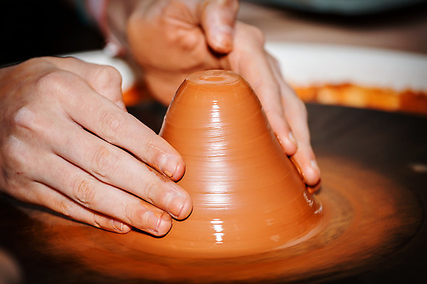 포토 JPG 해외이미지 모양 전통 손 디자인 조각 손가락 기술 창조 미술 사람없음 갈색 젖음 터치 엄지손가락 업무 작업 바퀴 도자기 감각 원주민 매끈함 디자이너 유연 만들기 예술가 점토 진흙 토기 장인 조형 수공예 조절 곰팡이 도예가 인내 해외202004 해외포토 직업 컬러 모션 문화예술 신체부위 용기_그릇 아프리카인 공예 파일형식 이미지허브