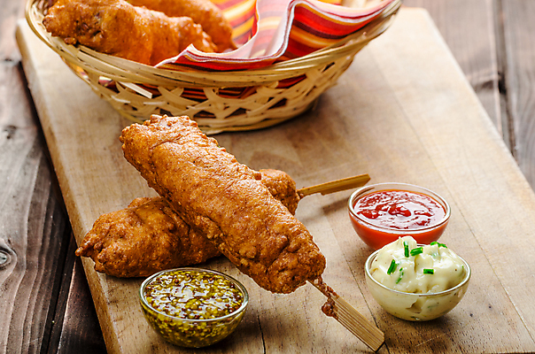 포토 JPG 해외이미지 실내 사람없음 바구니 케첩 머스터드 냅킨 종지 핫도그 마요네즈 나무도마 맛있는 나무배경 해외202004 해외포토 그릇 음식 백그라운드 도마 패스트푸드 내부 목재 소스_음식 파일형식 이미지허브