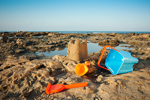 포토 JPG 해외이미지 모래 놀이 사람없음 가로 물 장난감 햇빛 평화 탑 맑음 게임 삽 양동이 암초 갈퀴 정물화 해외202004 해외포토 자연요소 건축물 컨셉 날씨 태양 그림 파일형식 이미지허브